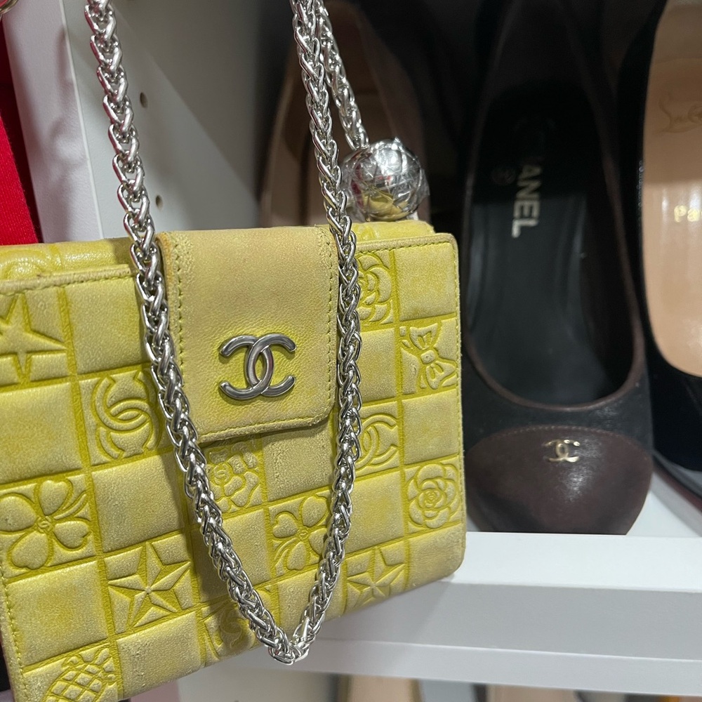 Chanel walle in Vibrant Yellow with Silver Chain and silver logo - Picture 4 of 13